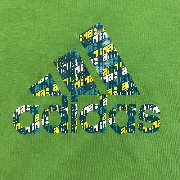 ⚽️🏀ADIDAS GREEN TEE • SIZE SMALL • VERY SMALL BLEACH STAINS ON FRONT LOWER🏀⚽️ - Picture 3 of 5